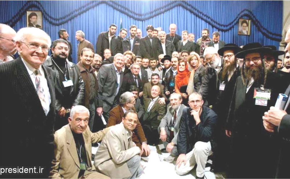 Prsident Mahmud Ahmadinedschad umgeben von Prof. Faurisson, George Kadar, Moishe Friedman, Wolfgang Frhlich, David Duke, Rabbi Dovid Weiss, Serge Thion, Peter Tpfer, Benedikt Frings u.a. 